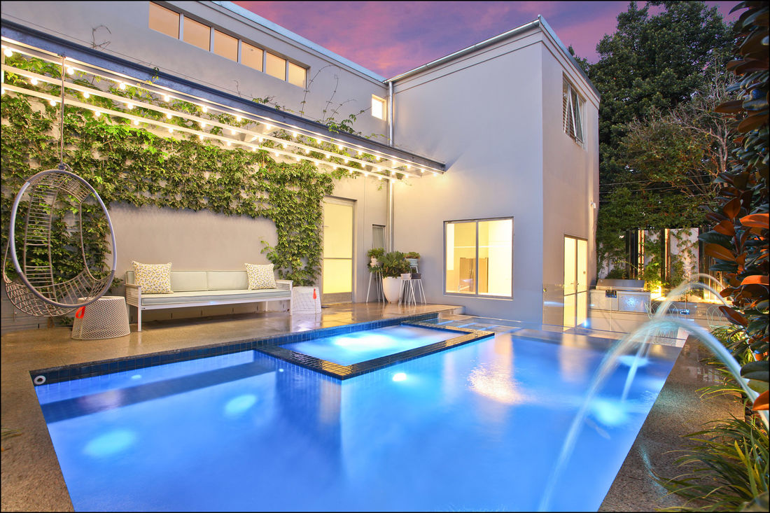 Swimming pool stonework